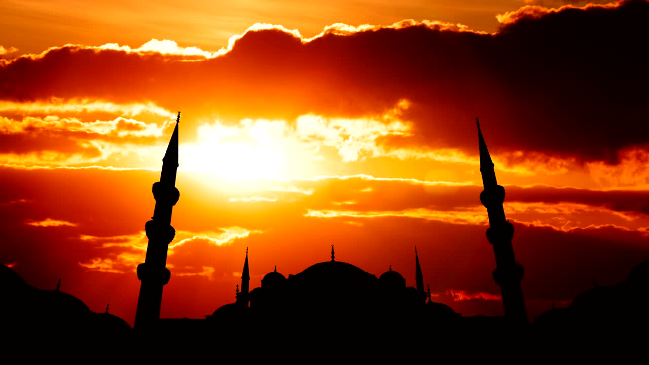 timelapse de la famosa sultanahmet o mezquita azul en la ciudad de estambul al atardecer, turquía