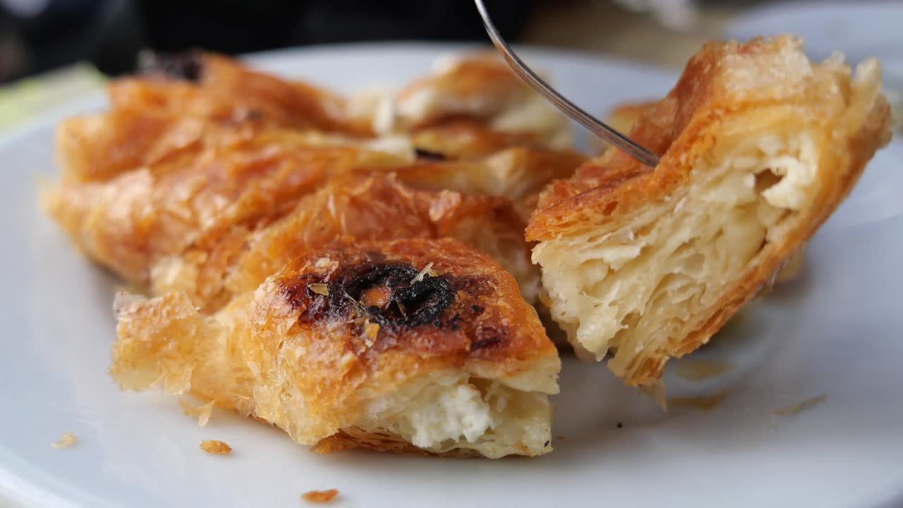 Burek con formaggio