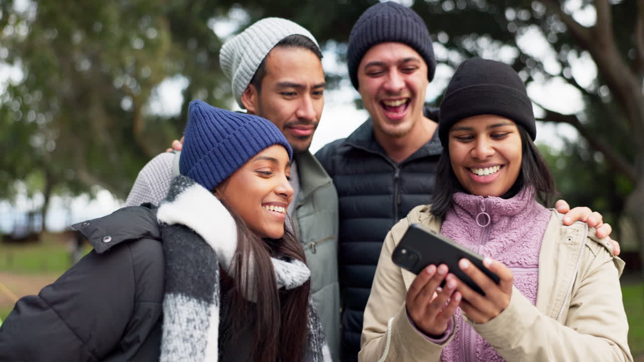 acampar, cara graciosa o personas felices tomando