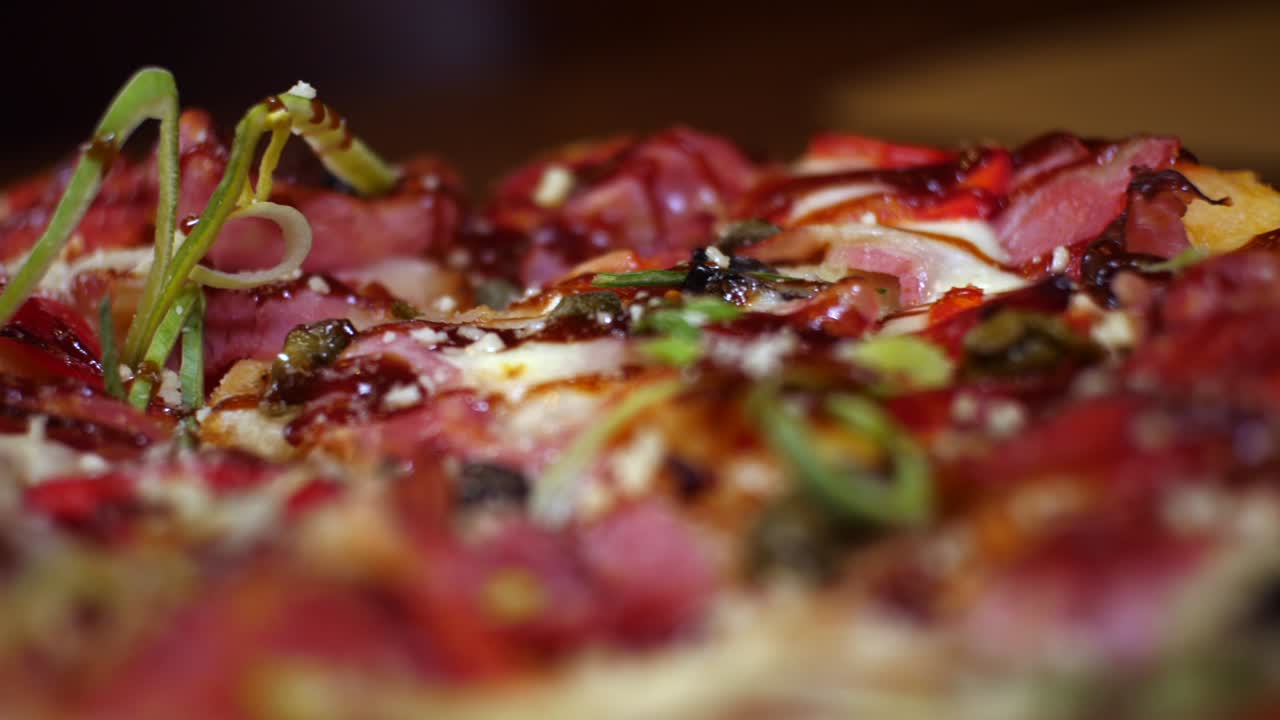 Primo piano di una deliziosa pizza