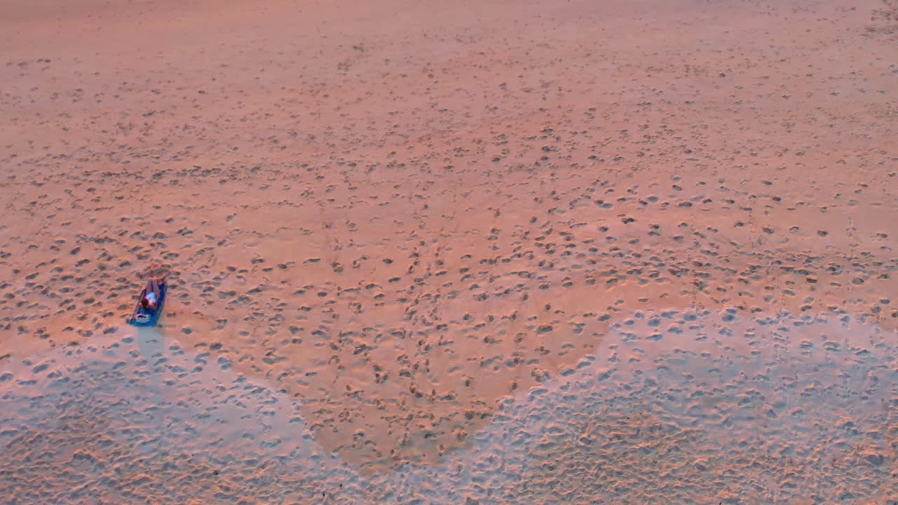해변에서 휴식을 취하는 여자.