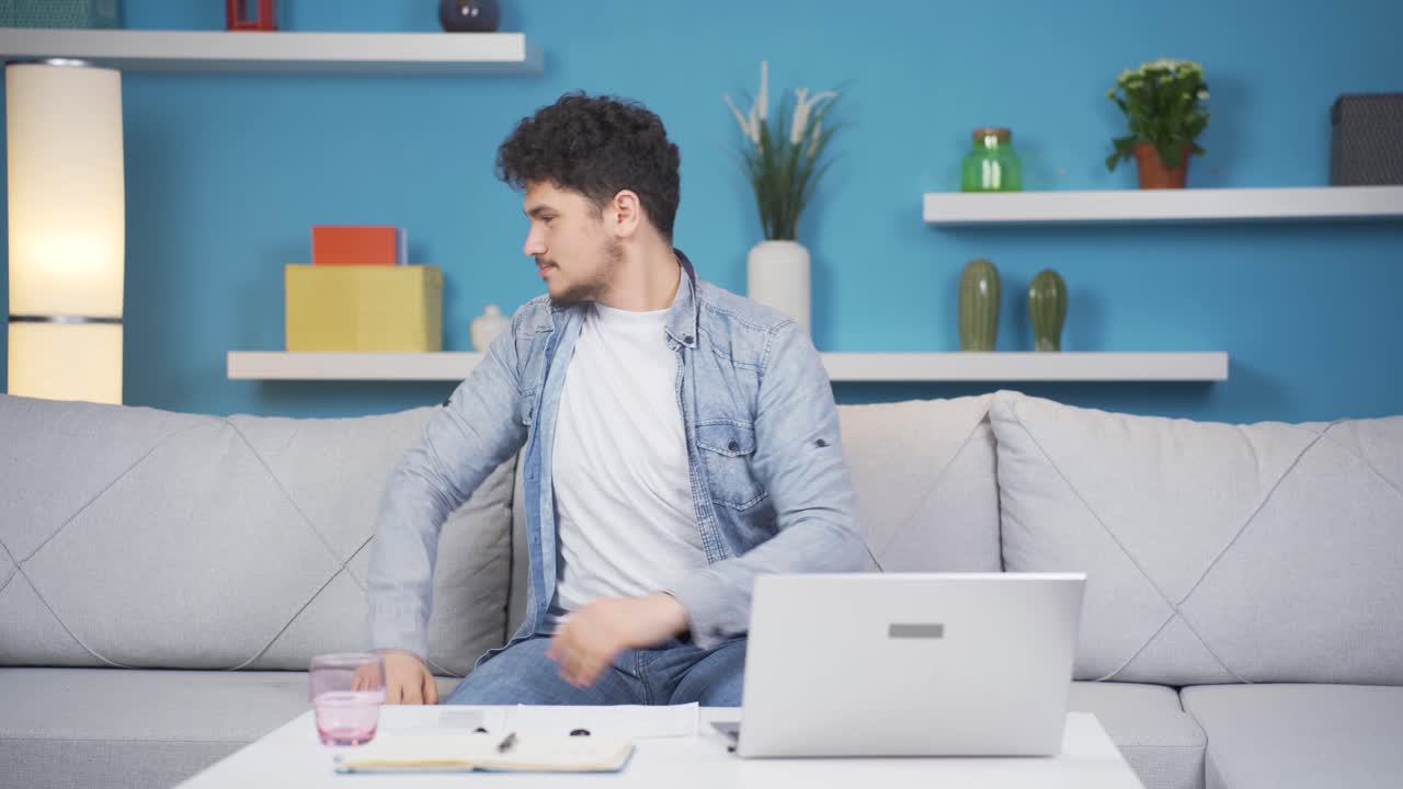 hombre animado y enérgico.