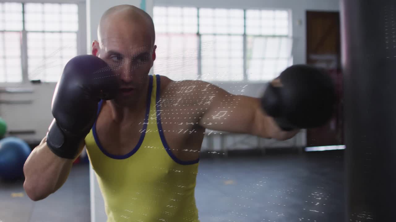 Atleta do sexo masculino entrando na academia e praticando boxe com gráficos de dados rastreando o movimento de condicionamento físico