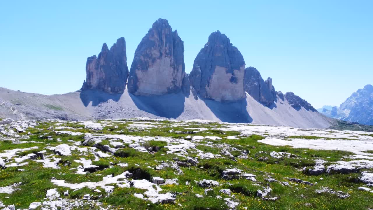 Panoraamanäkymä. Turistit patikoivat maisemareitillä lähellä Tre Cime di Lavaredoa, Dolomiteilla, Italiassa