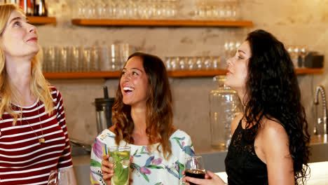 tres amigas hablando entre sí mientras beben 4k 4k