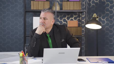 el hombre de negocios que encuentra una idea se vuelve feliz.