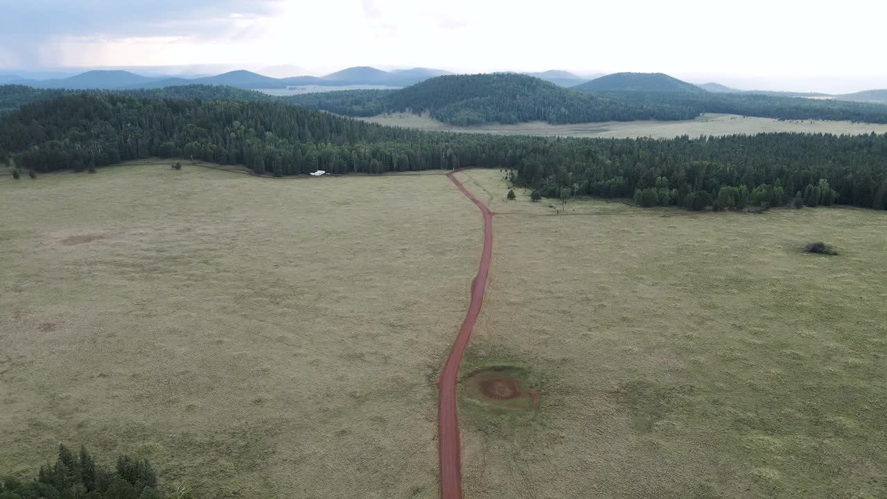 exuberante camping en el pico verde, arizona con árboles verdes en el enorme paisaje - drone aéreo