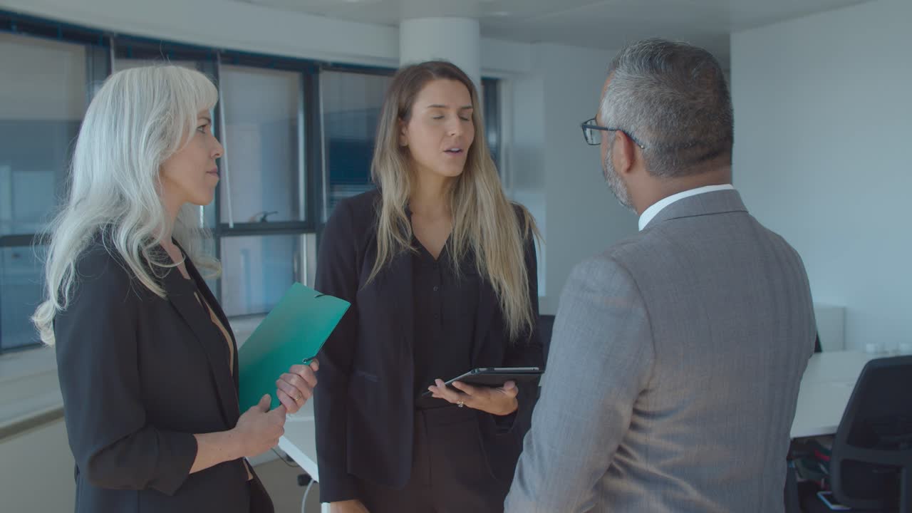 socios comerciales positivos centrados en la reunión en la oficina