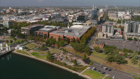 4k-übersicht aus der luftaufnahme von geelong waterfront