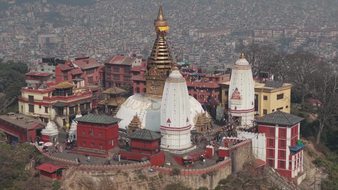 Dronekuva Swayambhunathin temppelikompleksista Kathmandussa Nepalissa.