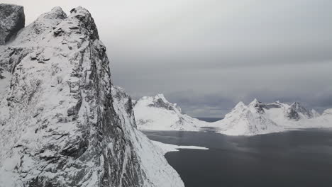 Impresionantes-Vistas-De-La-Isla-De-Lofoten-Desde-Los-Alpes-En-La-Temporada-De-Invierno-En-Reine,-Noruega
