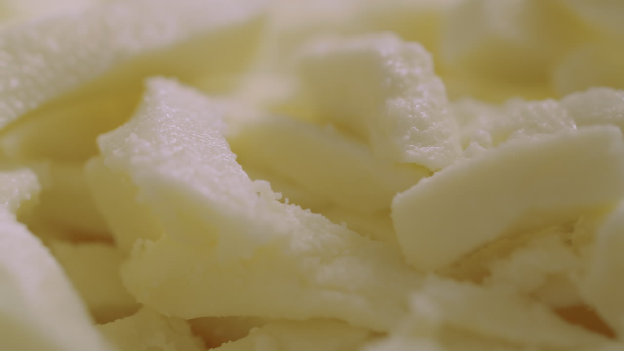 sabrosa mozzarella fresca cortada en rodajas para una receta de pizza tradicional italiana