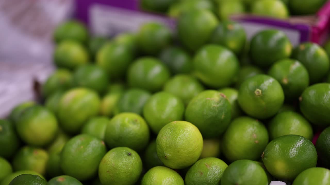 primer plano de limas en cestas en un mercado