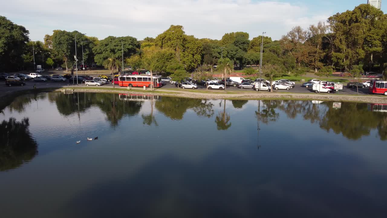 아르헨티나 부에노스아이레스 팔레르모 공원 호수 위를 비행하는 드론