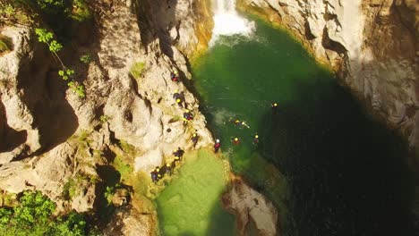 Una-Hermosa-Vista-De-Escaladores-Junto-Al-Río