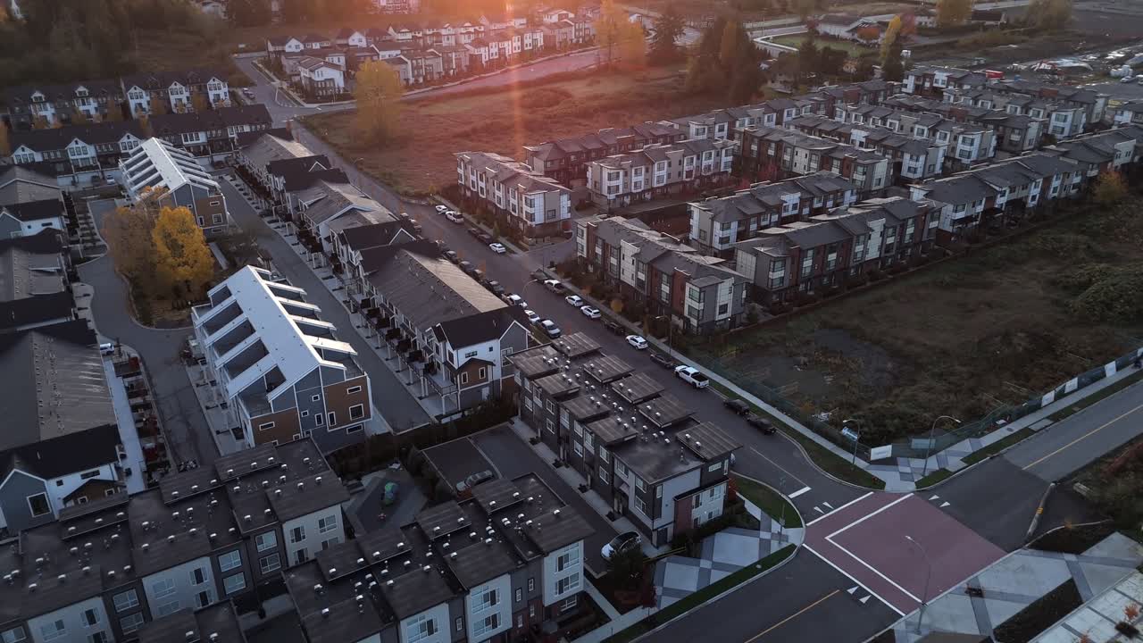 Täta rader med hus i ett bostadsområde i Carvolth-kvarteret i Langley, British Columbia, Kanada. Drönarvy