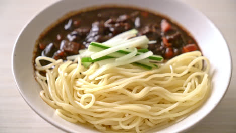 Jajangmyeon-Oder-Jjajangmyeon-Ist-Eine-Koreanische-Nudel-Mit-Schwarzer-Soße---Koreanischer-Essensstil