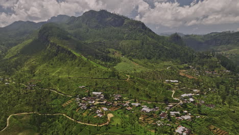 Palagolla-Sri-Lanka-Antena-V2-Drone-Cinematográfico-Sobrevuelo-De-Las-Tierras-Altas-De-Las-Montañas-Que-Capturan-Pequeños-Pueblos-En-Las-Laderas,-Un-Exuberante-Paisaje-Verde-Cubierto-De-Plantaciones-De-Té---Filmado-Con-Mavic-3-Cine---Abril-De-2023