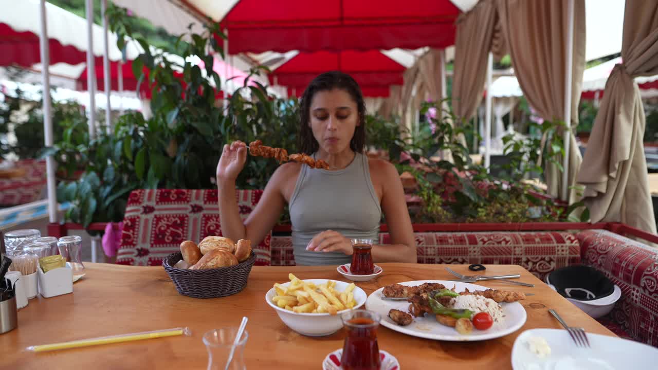 mujer comiendo comida turca al aire libre