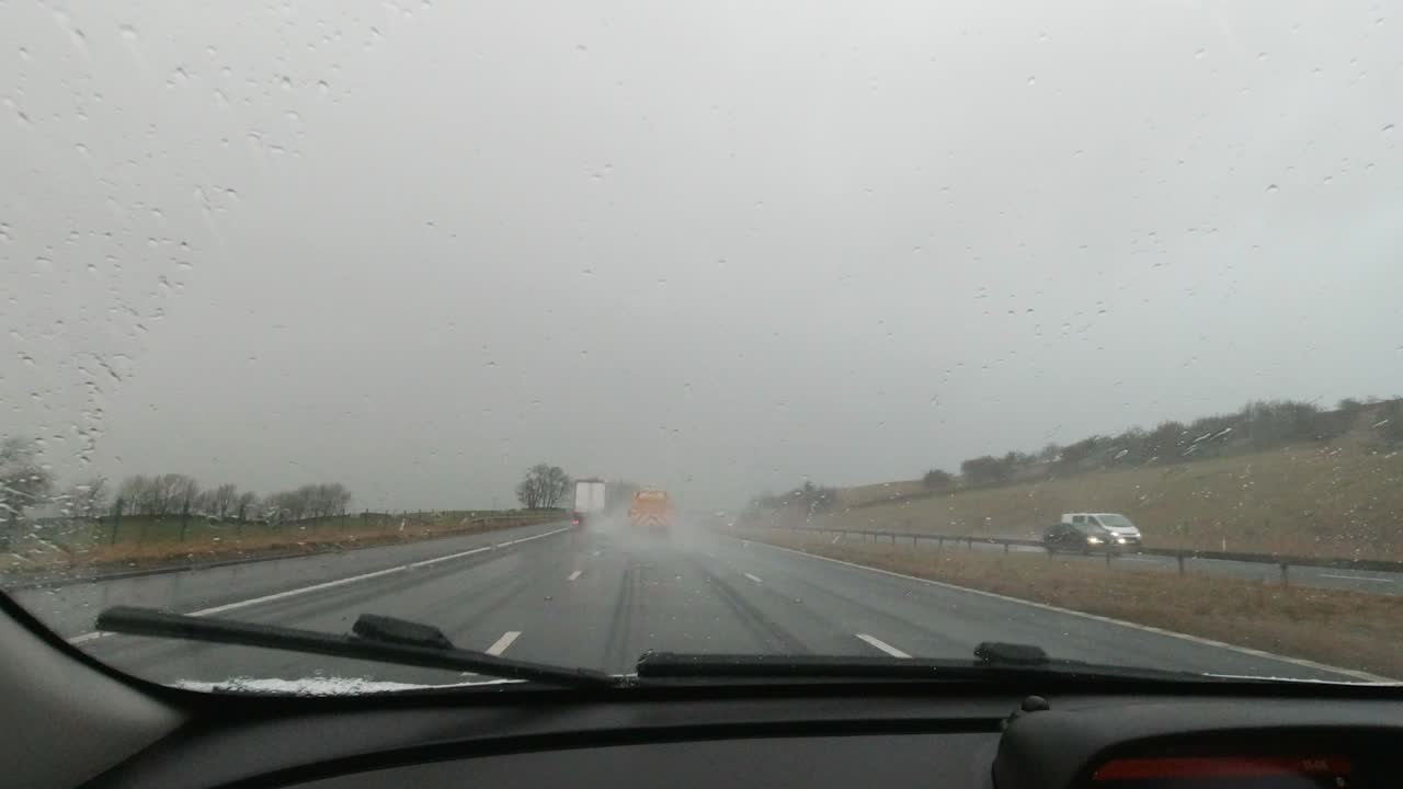 폭풍을 거쳐 고속도로를 운전하고 있습니다.