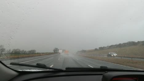 conduciendo a través de la tormenta en la autopista.