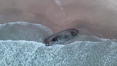 위에서 해변에서 난파선