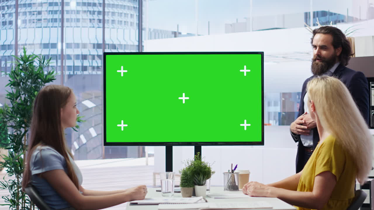 asesor financiero haciendo una presentación en una gran pantalla de maqueta