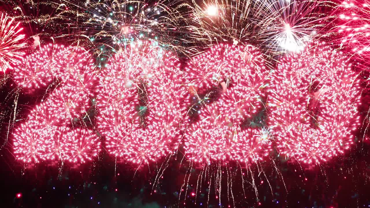 fuegos artificiales de la víspera de año nuevo con los números 2020 de las salvas.