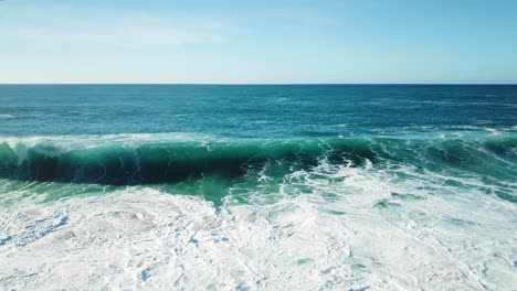 Disparo-De-Un-Dron-Tras-Una-Poderosa-Ola-Frente-A-La-Costa-Norte-De-Oahu,-Hawaii