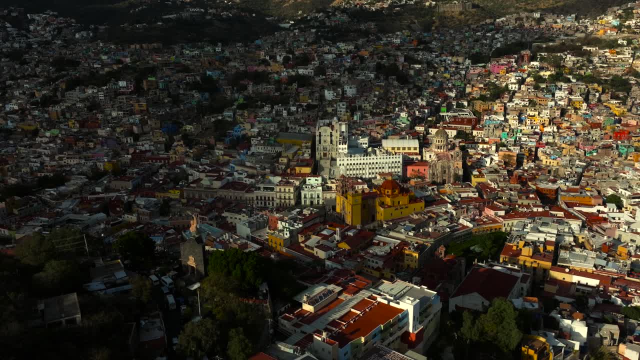 Inquadratura da drone: Veduta generale di Guanajuato nel pomeriggio.