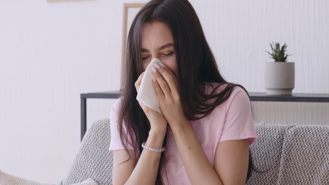 женщина с простудой