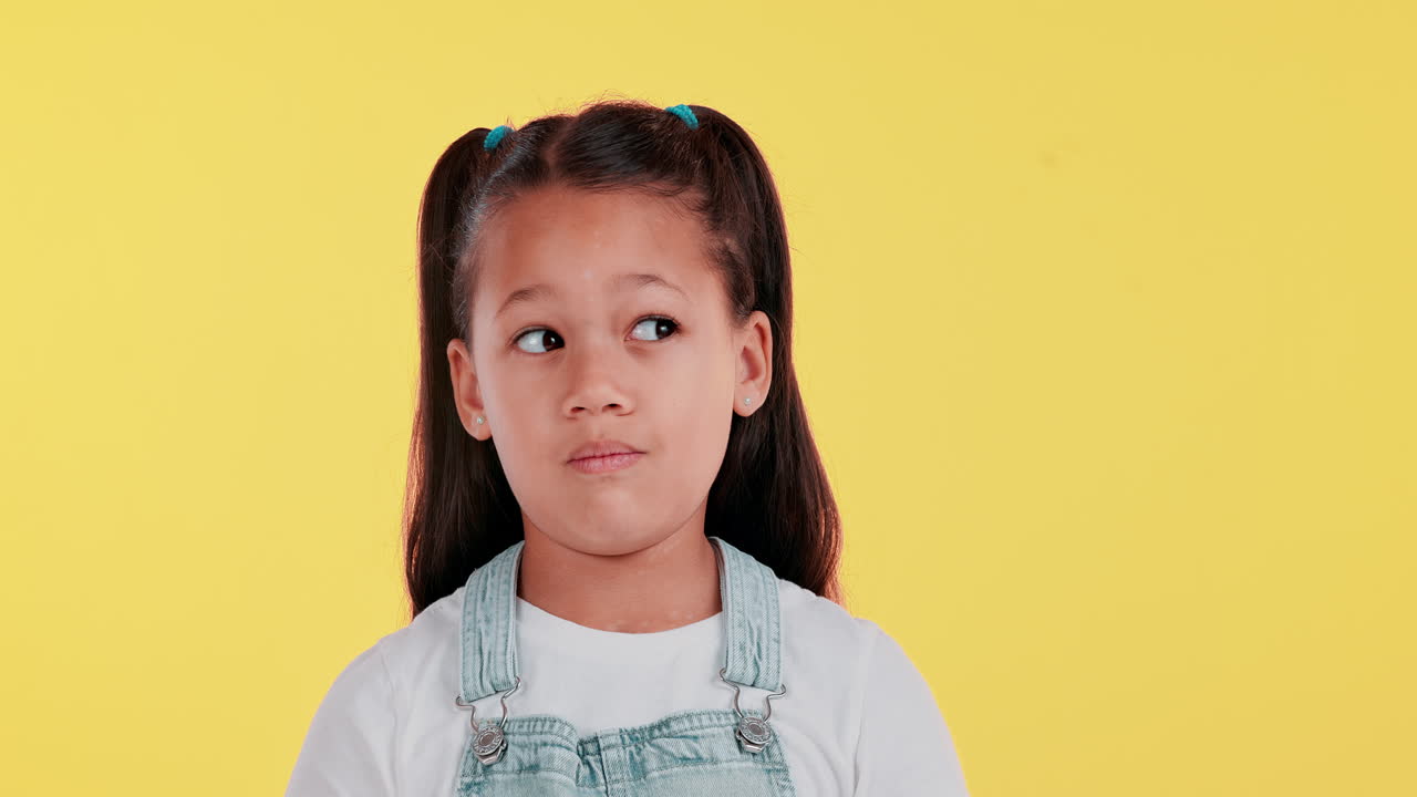 노란색 배경에 여자의 초상화