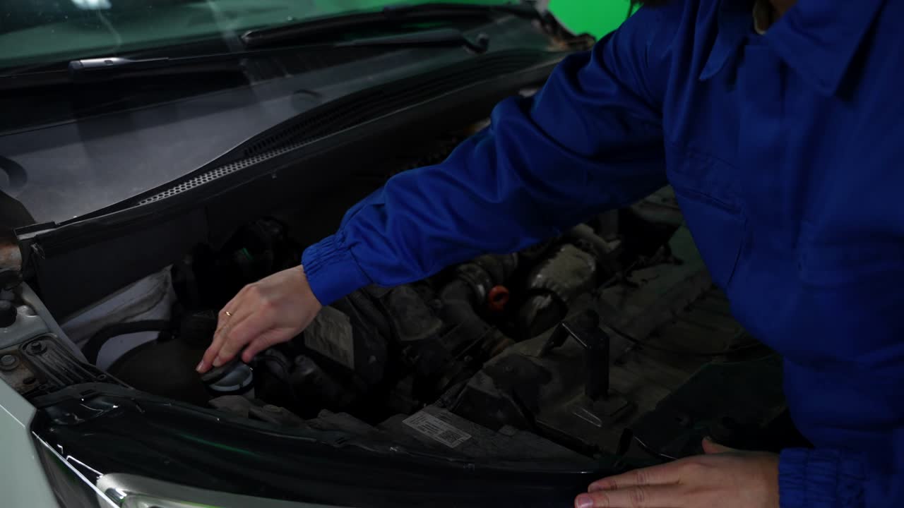 abriendo mecánicamente el capó del automóvil y el tubo del limpiador del parabrisas, 4k