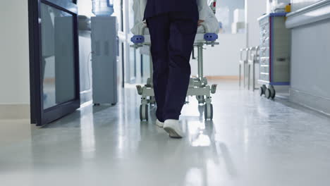 paciente, cama y enfermera caminando en el hospital