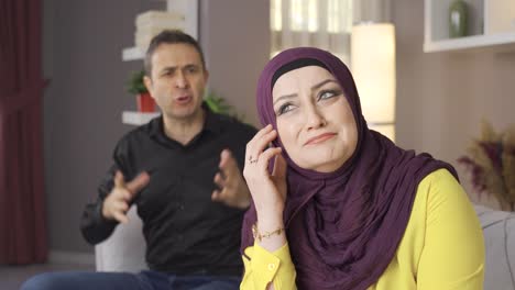 Una-Mujer-Musulmana-Con-Hijab-Está-Llorando.-Problemas-Familiares.