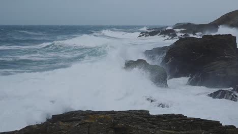 Espectaculares-Olas-Del-Océano-Rompiendo-En-Las-Rocas-En-La-Pantorrilla-Del-Hombre,-Isla-De-Man