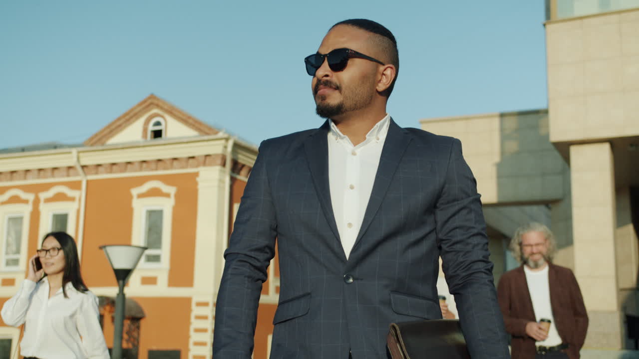 hombre de negocios caminando por la ciudad