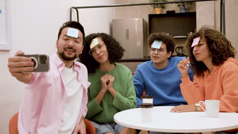 amigos haciendo video con teléfono inteligente