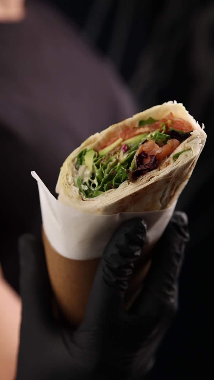 envoltura de aguacate de salmón de mano