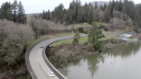 Coches-Circulando-Por-El-Puente-Del-Río-Nehalem,-Oregon