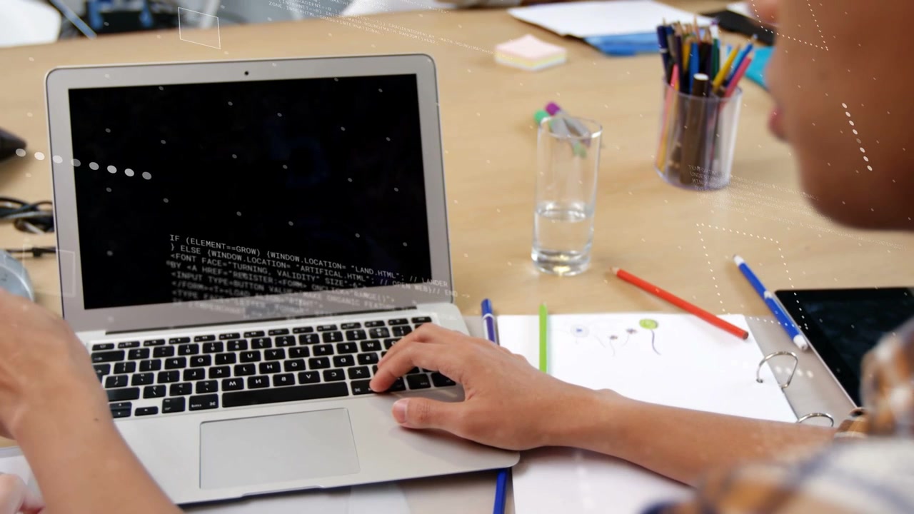 Programador respondendo à mão estendida de um colega de trabalho, tocando o teclado com uma caneta e depurando código.