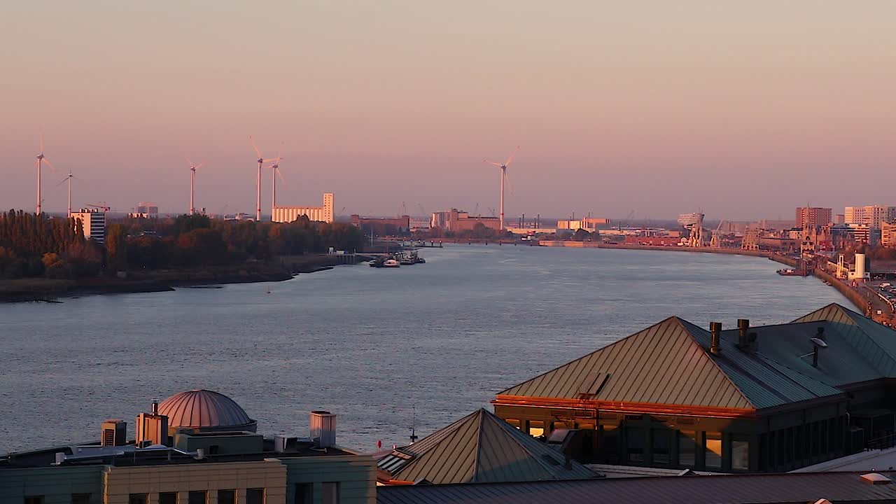 video de lapso de tiempo del río scheldt en la ciudad de antwerp, bélgica con muchos barcos navegando por el río y el ferry que transporta personas de un lado del río al otro lado al atardecer