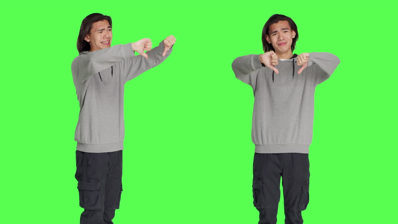 아시아인 은 엄지손가락 을 내려 놓는 표시 를 한다