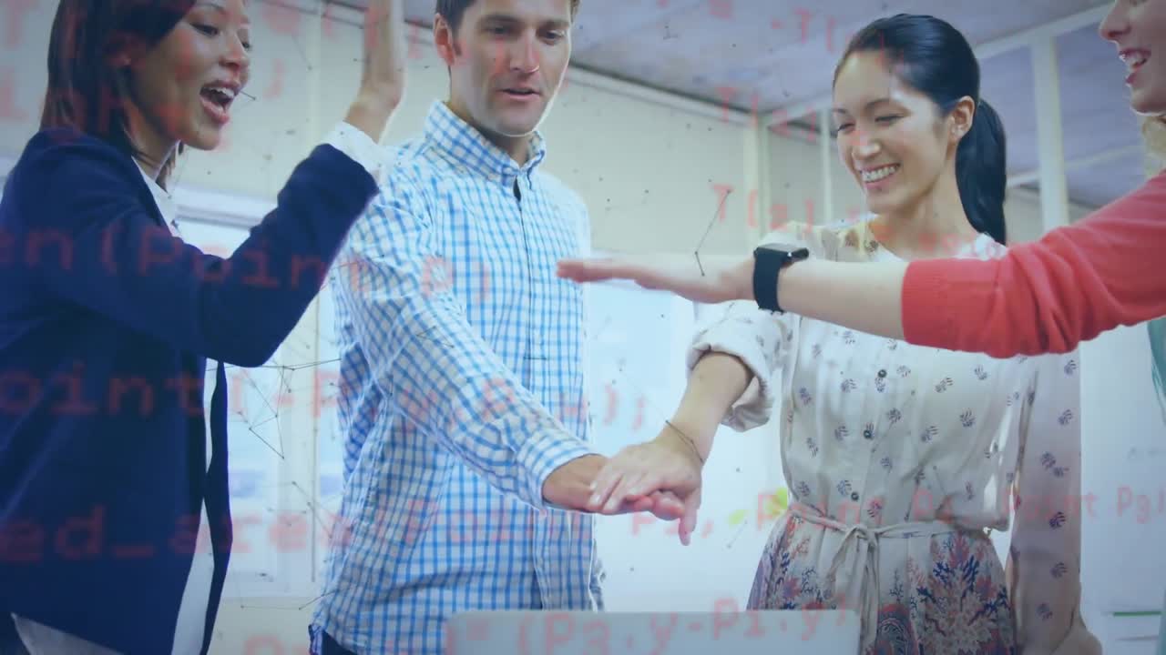 red de conexiones y procesamiento de datos en diversos colegas de oficina apilando manos en la oficina