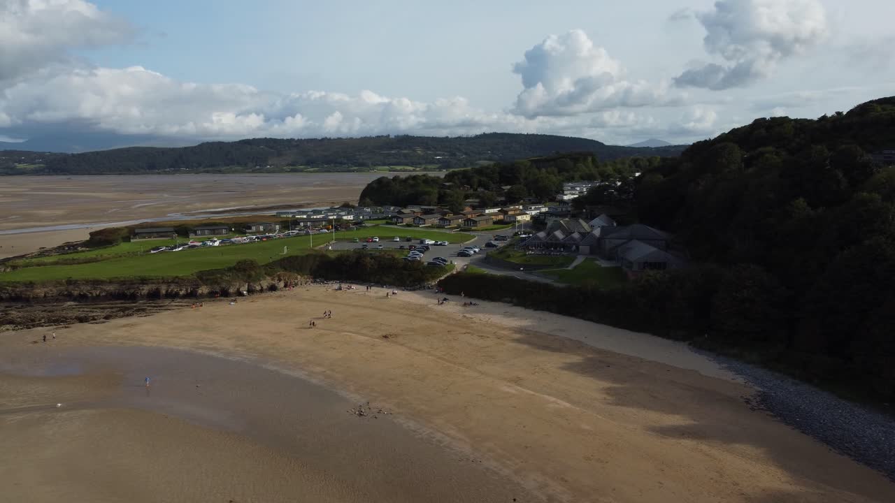 vista aérea de la taberna costera de red wharf bay en la isla de anglesey, en el norte de gales.