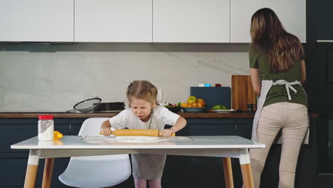 Tochter-Rollt-Teig-Mit-Nadel-Und-Kocht-Zusammen-Mit-Mutter