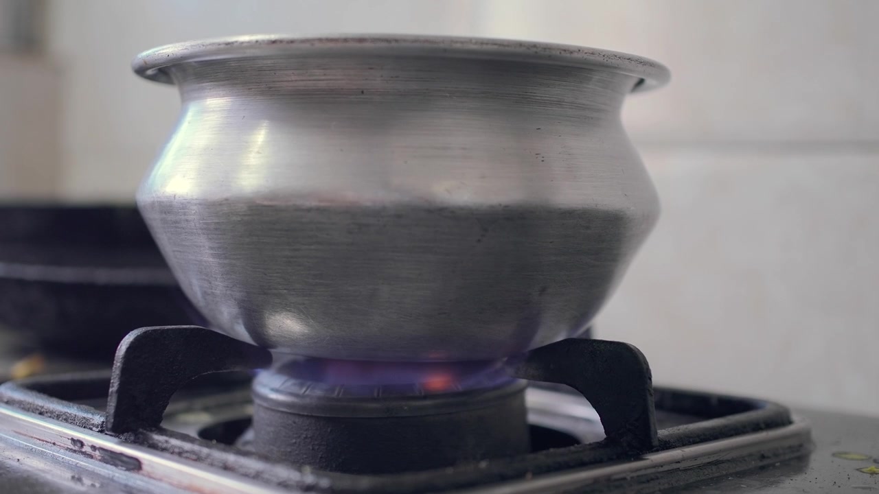 Pentola in alluminio che si scalda su un fornello a gas