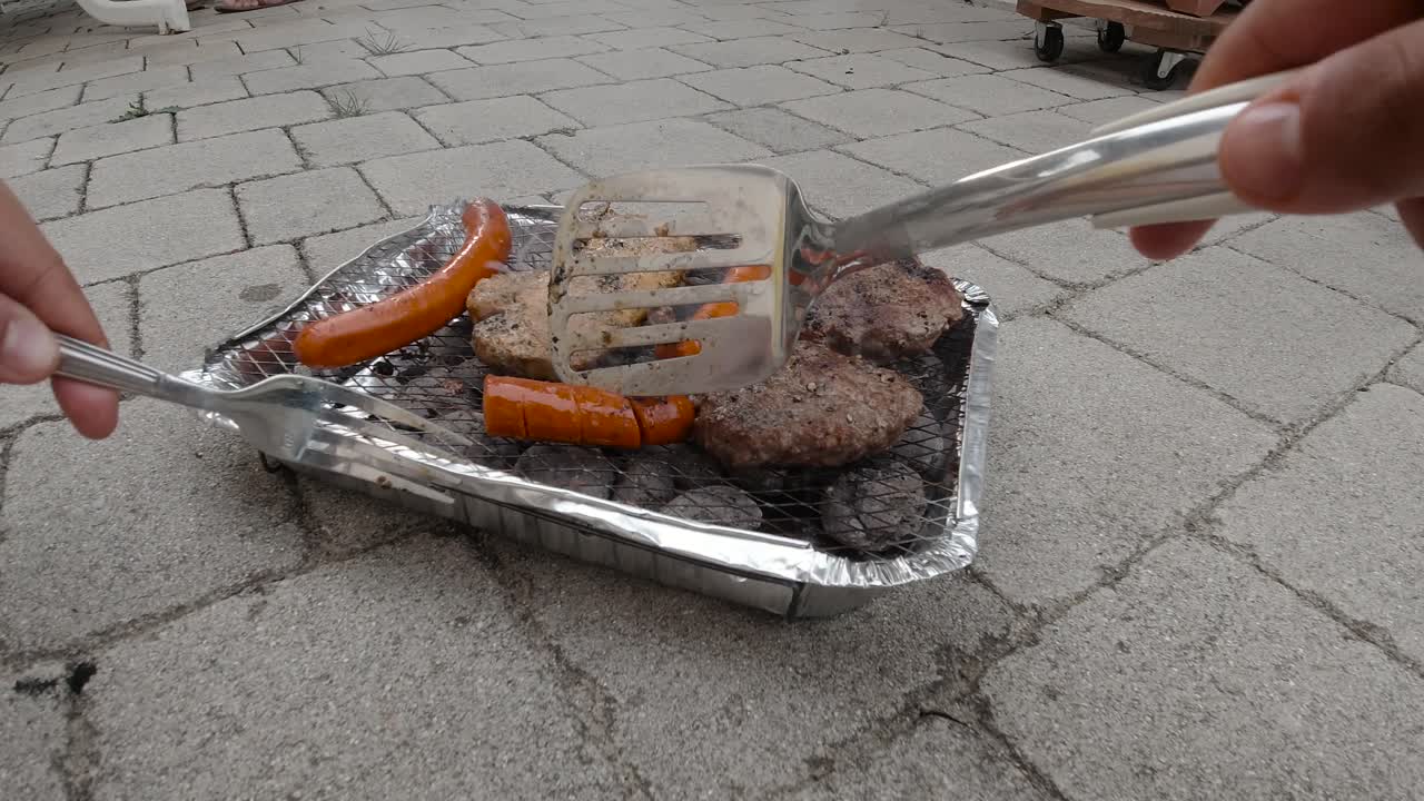 소시지를 확인하는 남성 손, 일회용 미니 바비큐 굽기