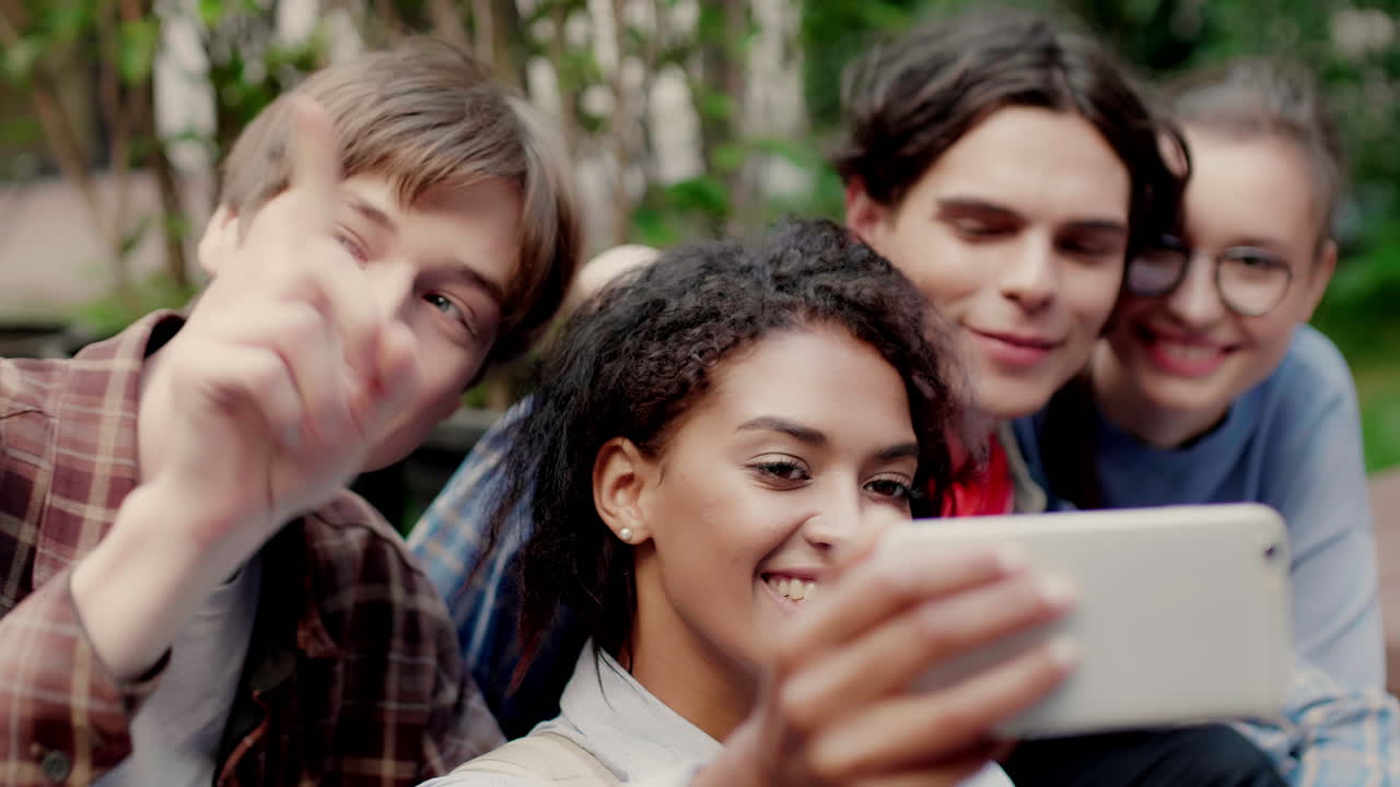 대학 캠퍼스의 다민족 친구들.