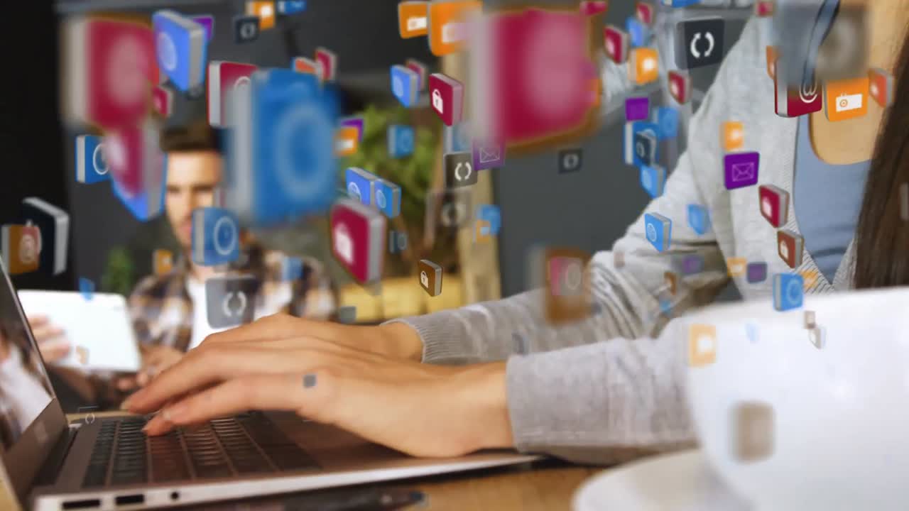 iconos digitales contra la mujer que usa computadora portátil